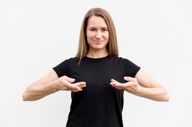 Portret die van vrouw door gebarentaal communiceren