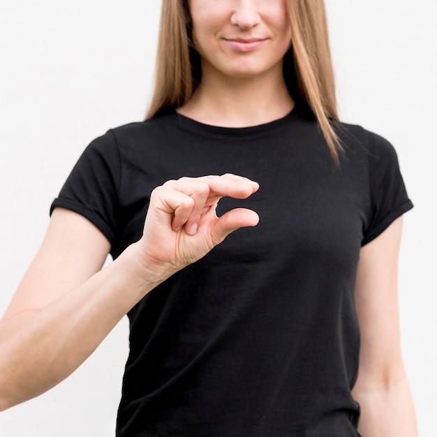 Portret die van vrouw door gebarentaal communiceren