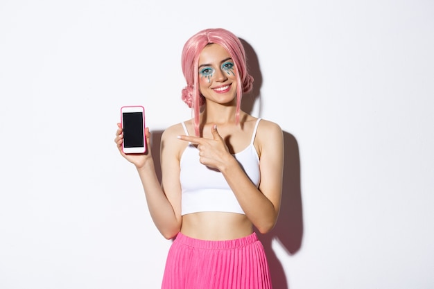 Portret een meisje in een roze korte pruik