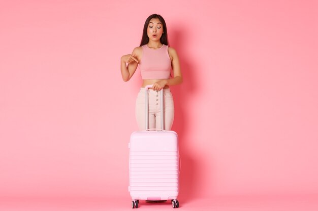 Portret expressieve jonge vrouw met koffer