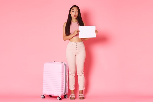 Portret expressieve jonge vrouw met koffer