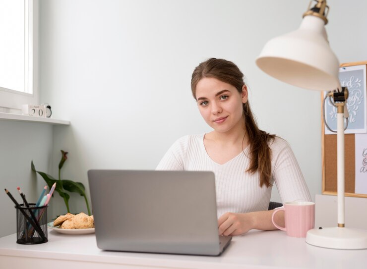 Gratis Foto portret freelance vrouw die op laptop werkt