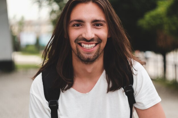 Portret gelukkig man die lacht