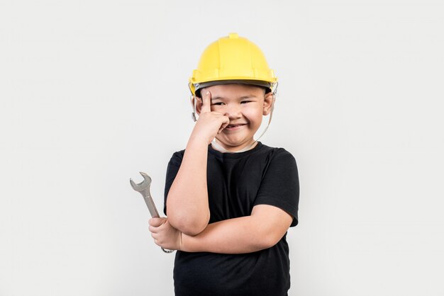 Portret Gelukkige jongen die ingenieurshoed draagt