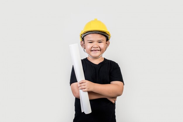 Portret Gelukkige jongen die ingenieurshoed draagt