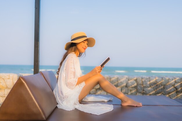 Portret jong Aziatisch vrouw gelezen boek rond strand overzeese oceaan