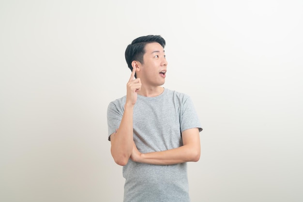 Portret jonge aziatische man denken op witte achtergrond
