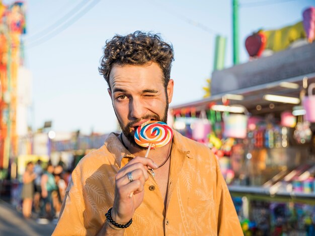 Portret jonge man genieten van lolly