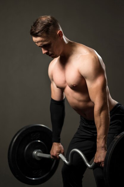 Portret jonge man powerlifting op sportschool