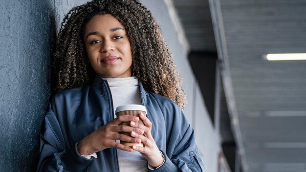 Portret jonge mooie vrouw met kopje koffie