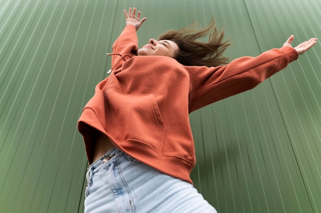 Gratis foto portret jonge mooie vrouwelijke springen