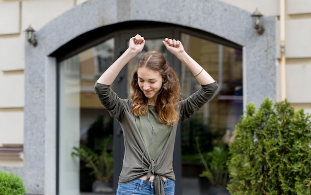 Portret jonge vrouw dansen