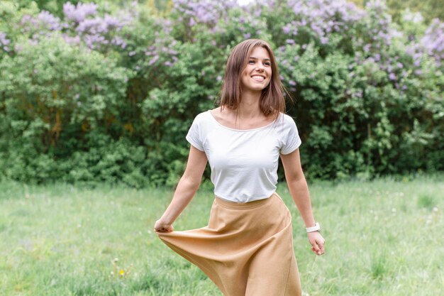 Portret jonge vrouw die van aard geniet