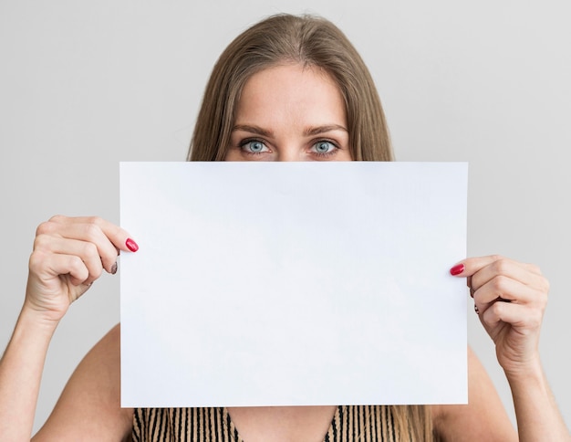 Portret jonge vrouw met papieren blad