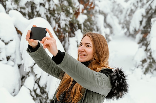 Portret jonge vrouw op winterdag foto nemen