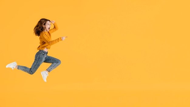 Portret jonge vrouw springen met kopie ruimte