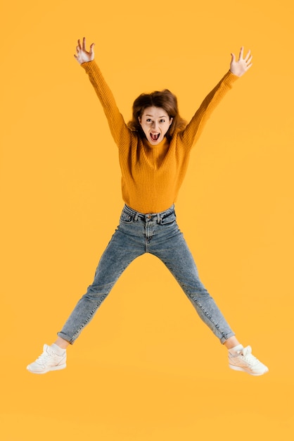 Gratis foto portret jonge vrouw springen