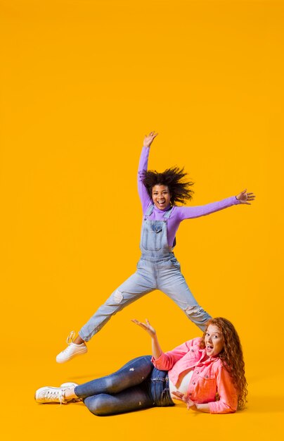 Portret jonge vrouwen springen