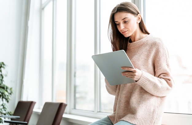 Gratis foto portret jonge zakenvrouw met tablet