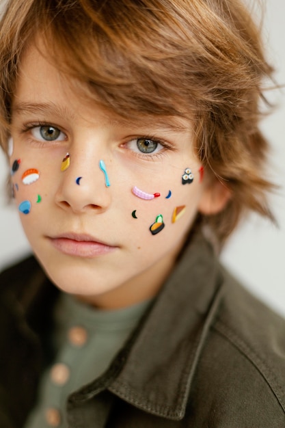 Portret jongen met geschilderde gezicht