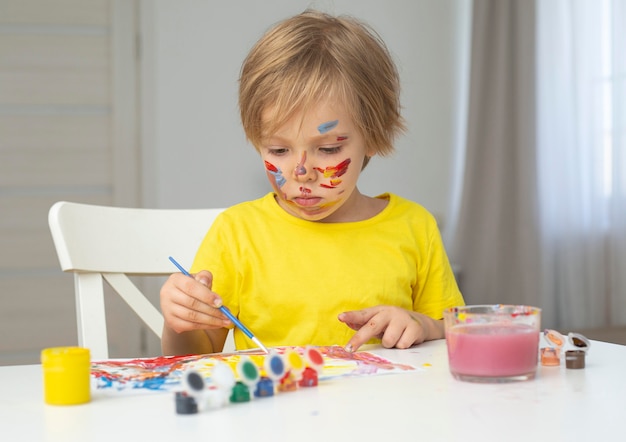 Gratis foto portret jongen schilderij