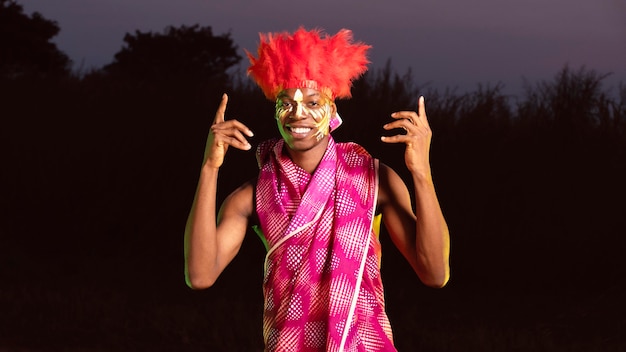 Portret man genieten van carnaval