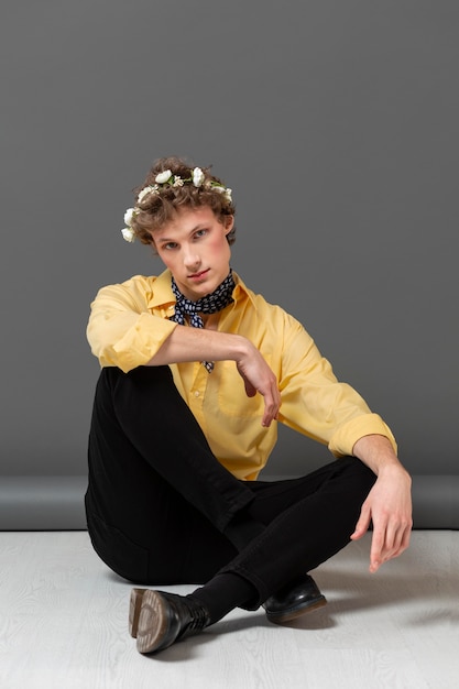 Gratis foto portret man in modieus shirt bloemen krans dragen