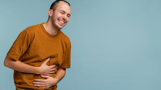 Gratis foto portret man lachen met kopie ruimte