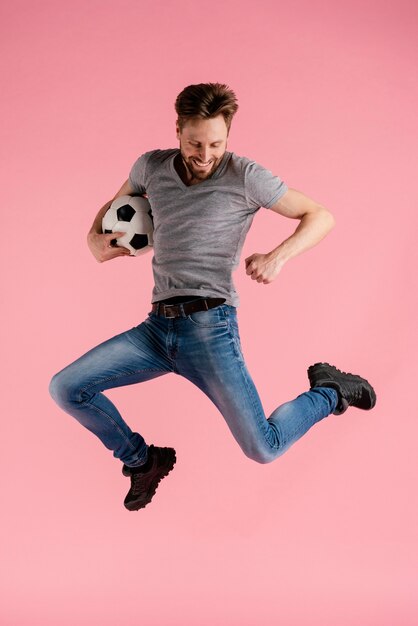 Portret man springen bedrijf voetbal bal
