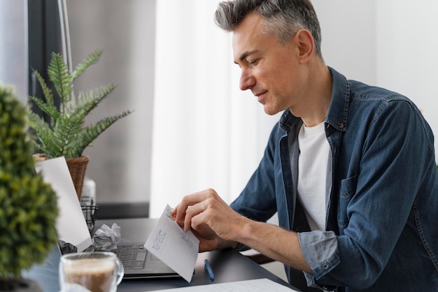 Gratis foto portret man verzegelende envelop