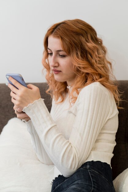 Portret meisje met behulp van telefoon