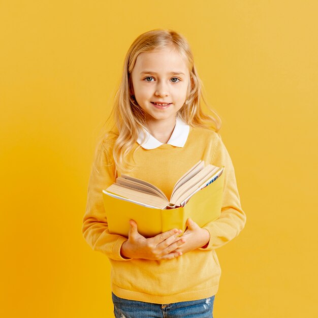 Portret mooi meisje met boek