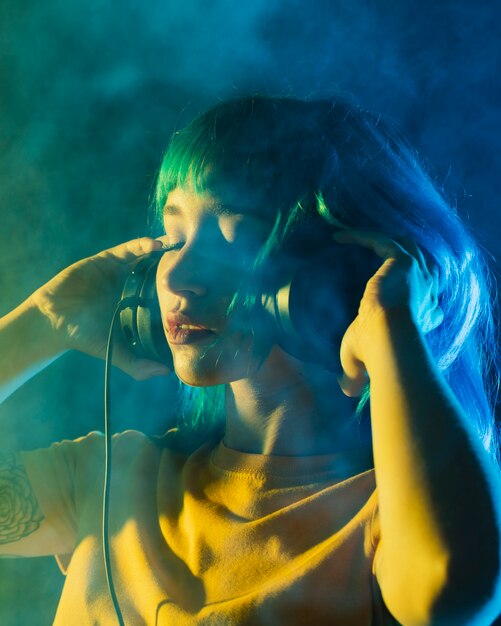 Portret mooi vrouwelijk DJ met hoofdtelefoons