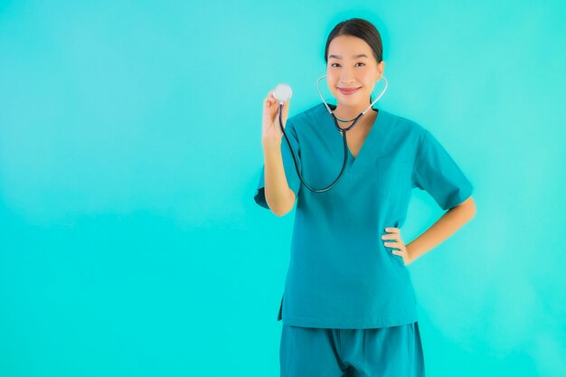 Portret mooie jonge Aziatische arts vrouw gelukkig glimlach