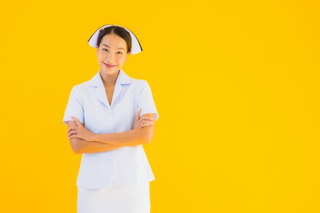 Portret mooie jonge Aziatische Thaise verpleegster