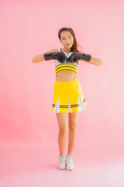 Portret mooie jonge Aziatische vrouw cheerleader met boksen actie