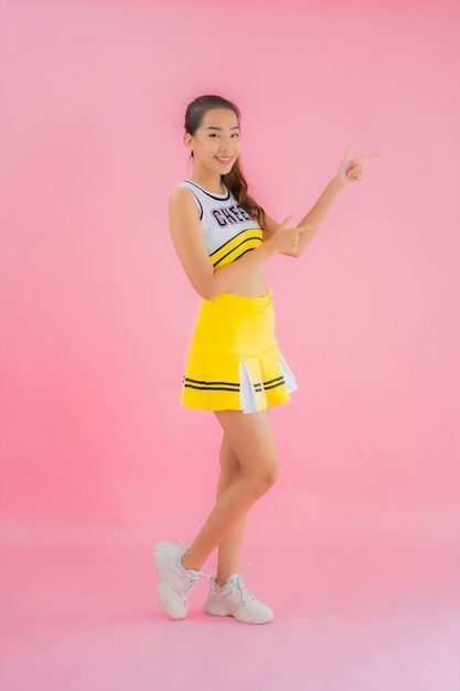 Portret mooie jonge aziatische vrouw cheerleader