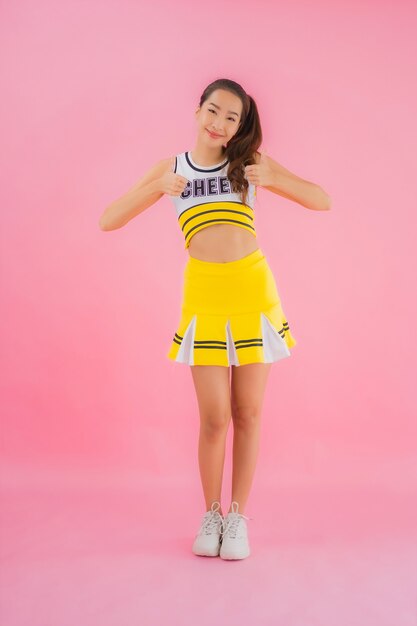 Portret mooie jonge Aziatische vrouw cheerleader