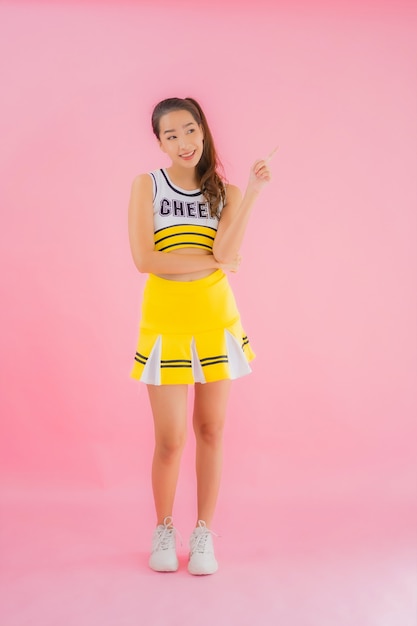Portret mooie jonge Aziatische vrouw cheerleader