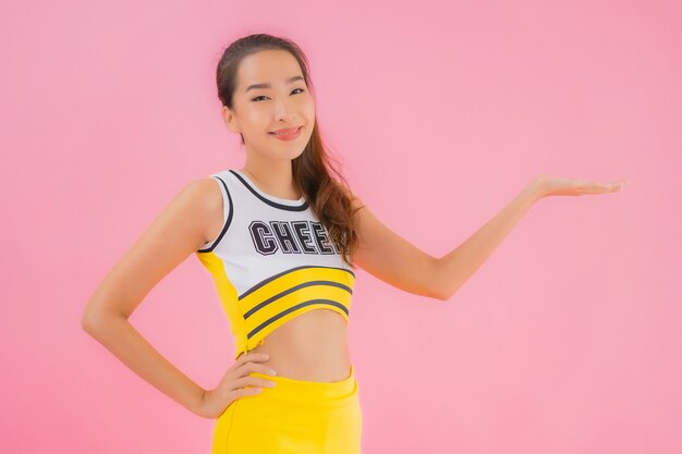 Portret mooie jonge Aziatische vrouw cheerleader