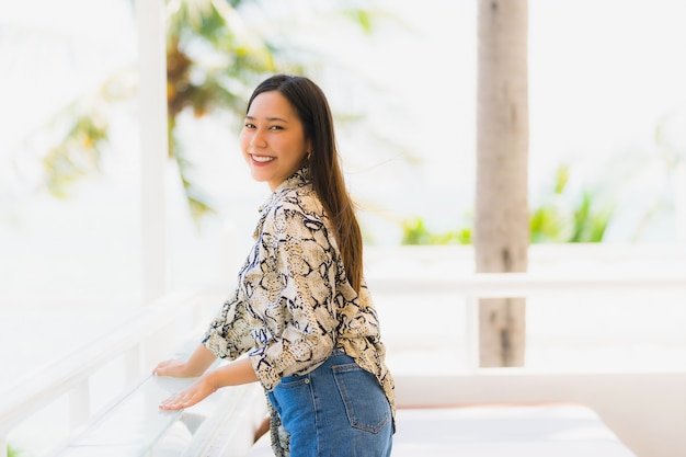 Portret mooie jonge Aziatische vrouw gelukkig en glimlach met reizen in het strand en strand van de hoteltoevlucht neary