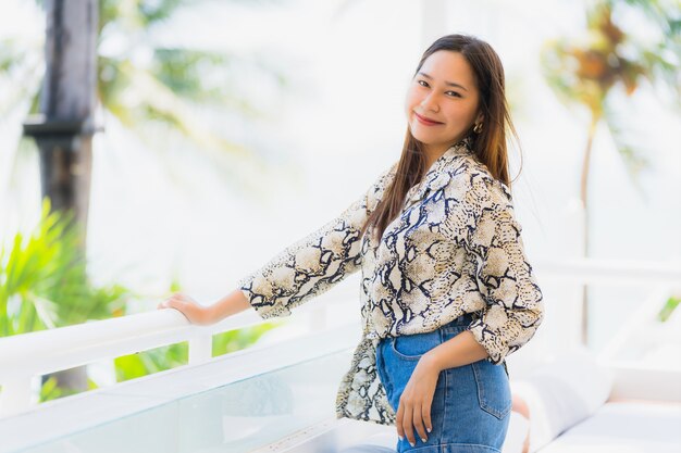 Portret mooie jonge Aziatische vrouw gelukkig en glimlach met reizen in het strand en strand van de hoteltoevlucht neary