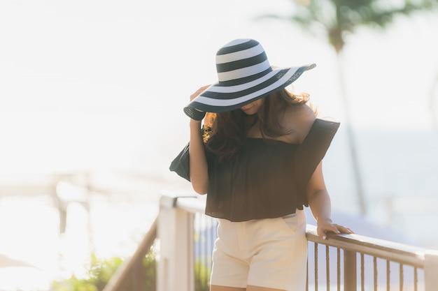 Portret mooie jonge aziatische vrouw gelukkig en glimlach met reizen in het strand en strand van de hoteltoevlucht neary