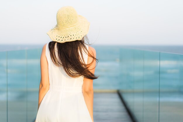 Portret mooie jonge Aziatische vrouw gelukkig en glimlach op het strand zee en de Oceaan