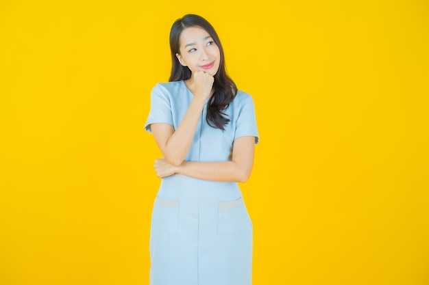 Portret mooie jonge aziatische vrouw glimlach met actie op kleur achtergrond