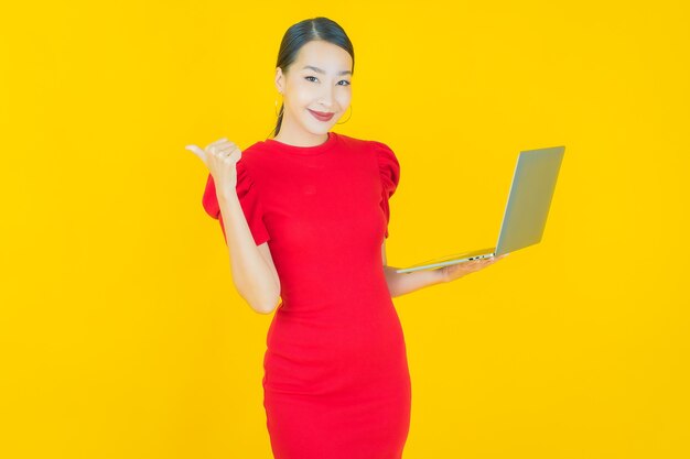 Portret mooie jonge Aziatische vrouw glimlach met computer laptop op geïsoleerde background