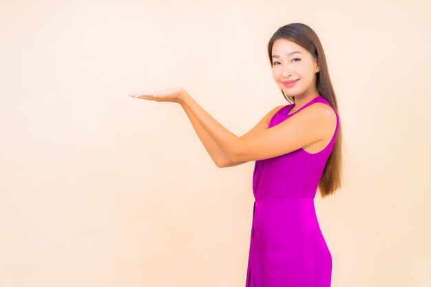 Portret mooie jonge Aziatische vrouw in actie op geïsoleerde achtergrond kleur