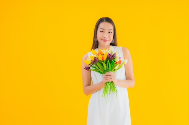 Portret mooie jonge Aziatische vrouw met bloem