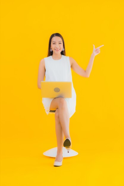 Portret mooie jonge Aziatische vrouw met computerlaptop