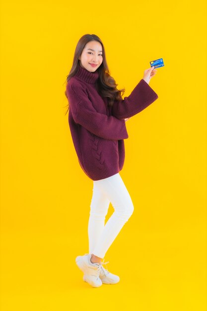 Portret mooie jonge Aziatische vrouw met creditcard voor online winkelen